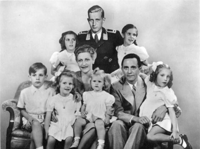 Description: D:\Users\MichaelN\Pictures\_Temp\Germany\Paul Joseph Goebbels\Bundesarchiv_Bild_146-1978-086-03,_Joseph_Goebbels_mit_Familie.jpg