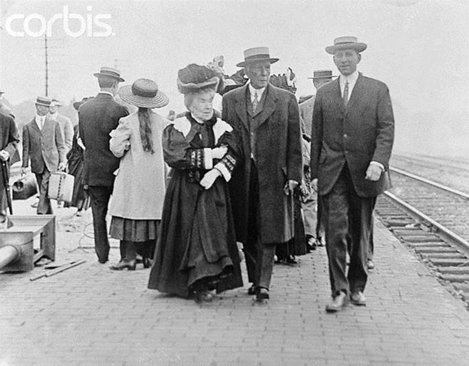 Description: I:\_Backup\2011-07-11\Photos-Original-Before-Compression-DONT_DELETE\Rockefeller\JD Rockefeller I\Mr. and Mrs. John D. Rockefeller Sr. Strolling at Train Station.jpg